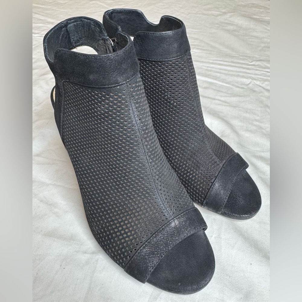 Vince Camuto Women’s size 6 peep-toe heels, black